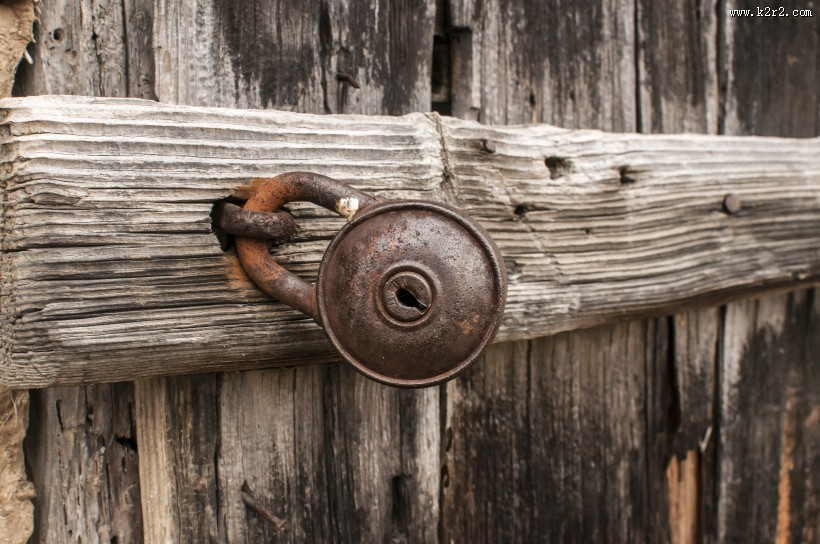 怀旧木门与锁图片