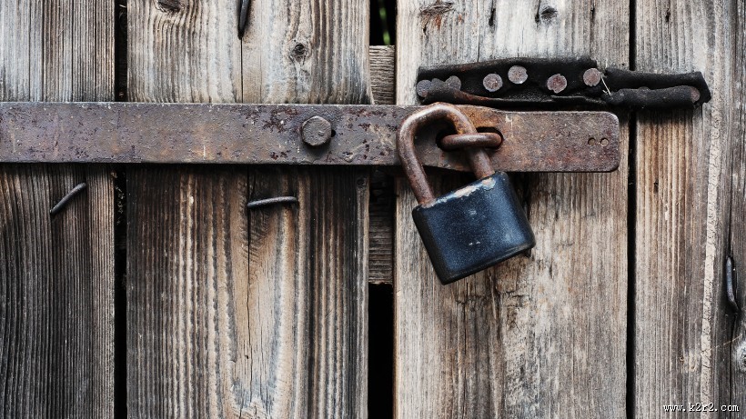 怀旧木门与锁图片