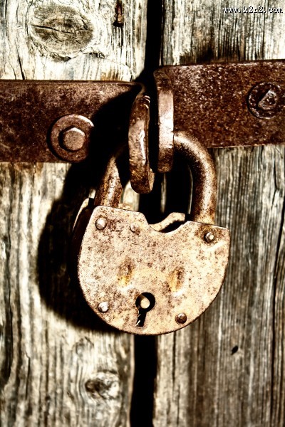 怀旧木门与锁图片