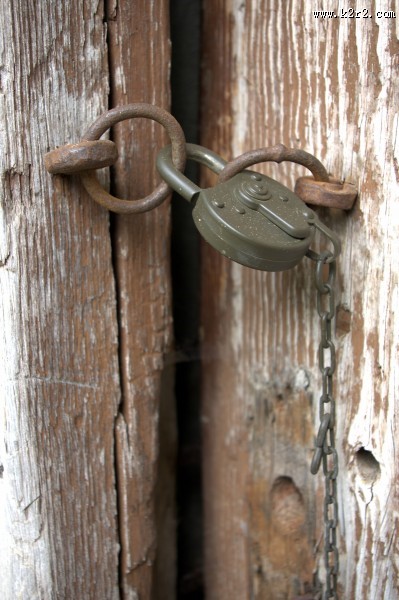 怀旧木门与锁图片