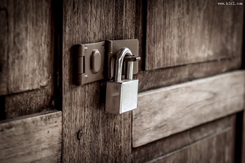 怀旧木门与锁图片