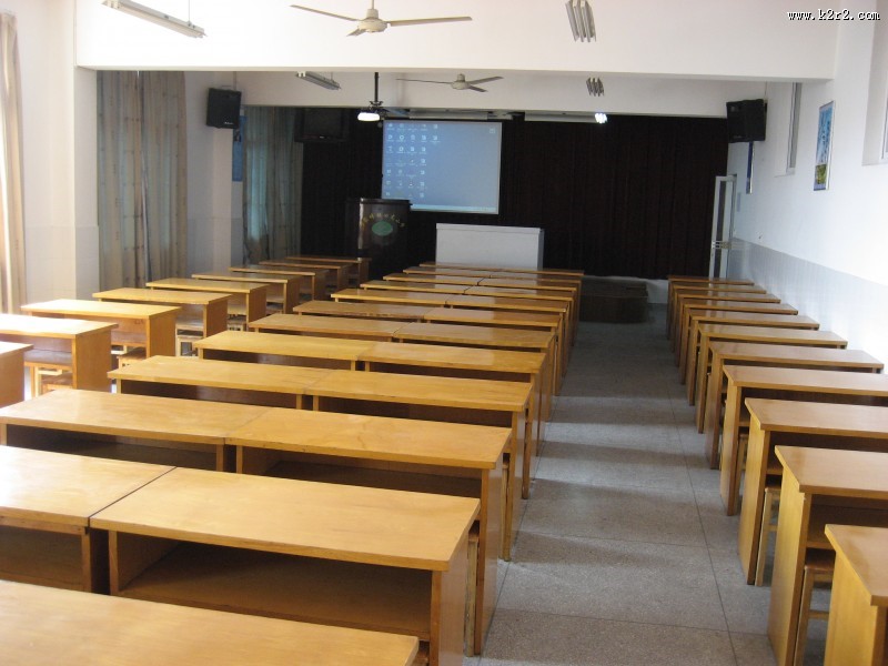 明亮的教室图片