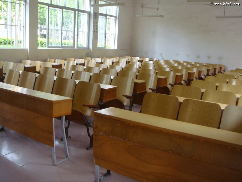 明亮的教室图片