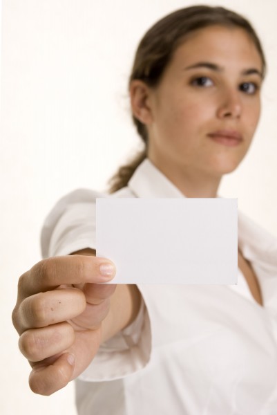 手拿空白名片图片