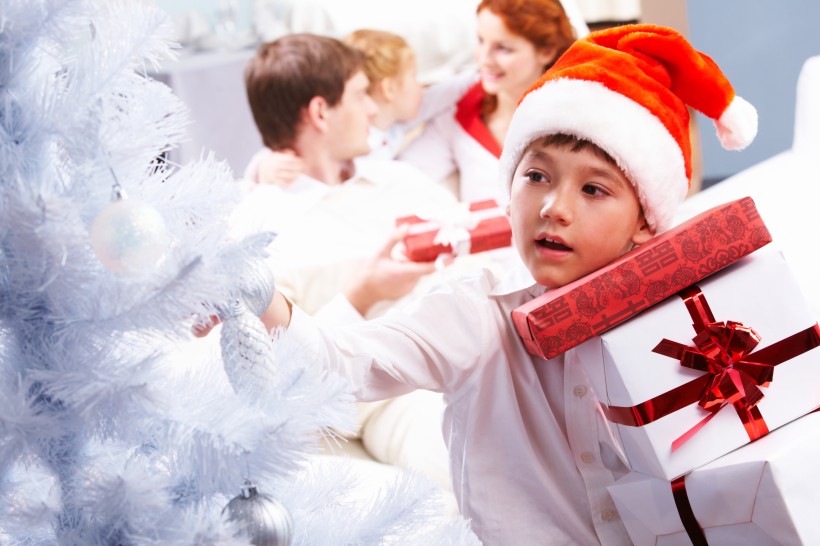 戴圣诞帽的儿童图片