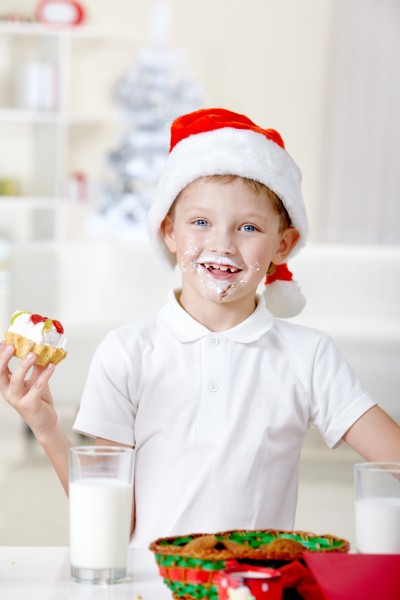 戴圣诞帽的儿童图片