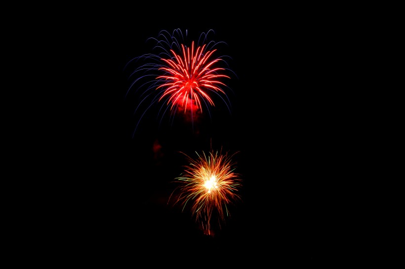 黑色背景的烟花素材图片大全