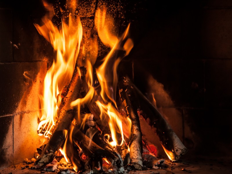 燃烧的炭火图片