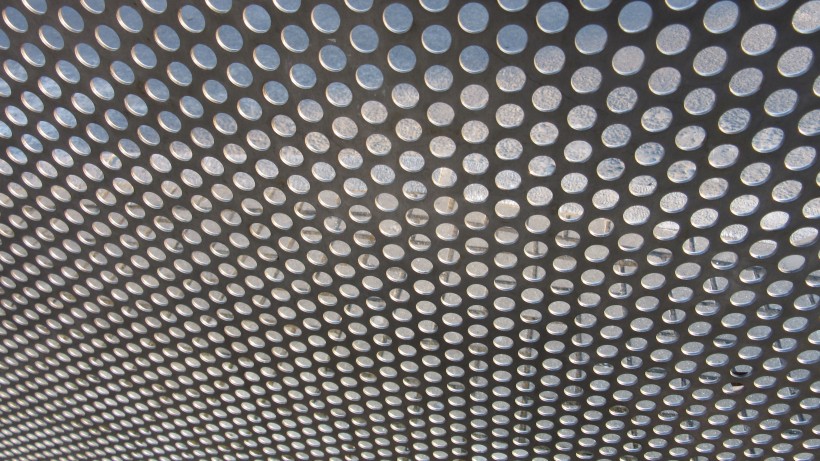 铁皮上整齐的穿孔图片