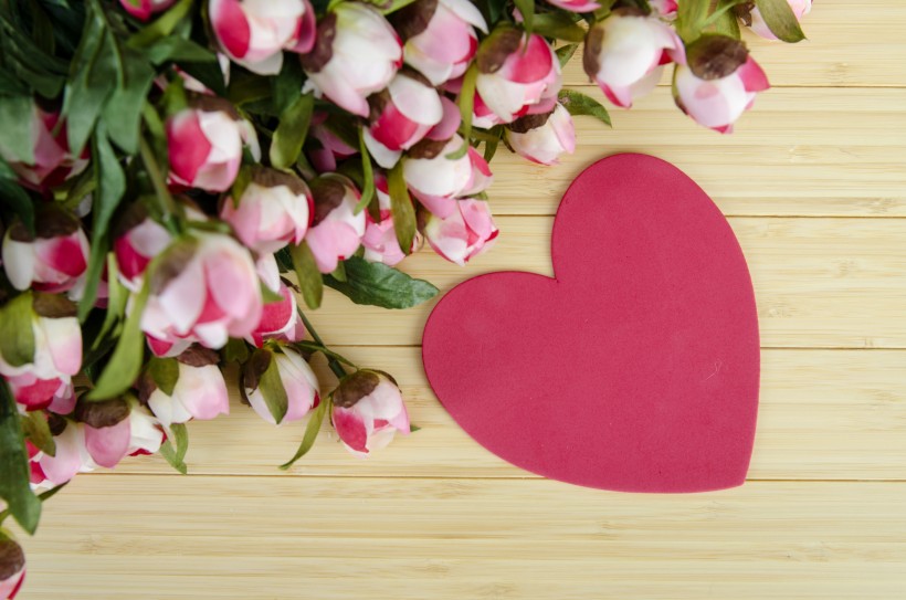 温暖的爱心与漂亮的花朵图片