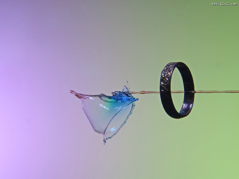 穿过小孔撞击的水滴图片