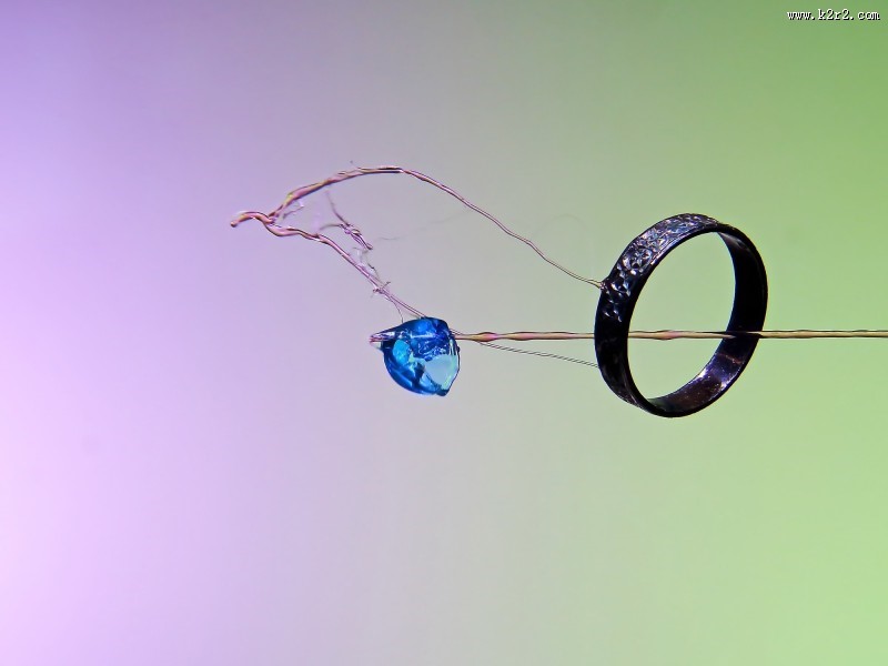 穿过小孔撞击的水滴图片