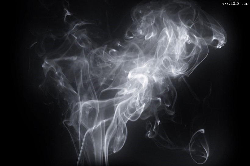 黑色背景下的白色吸烟烟雾图片