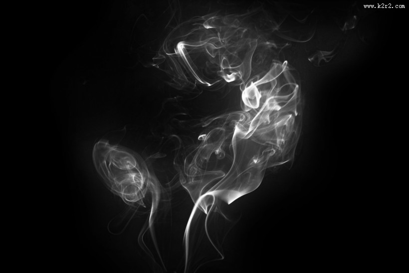 黑色背景下的白色吸烟烟雾图片