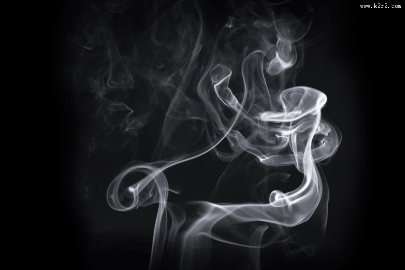黑色背景下的白色吸烟烟雾图片