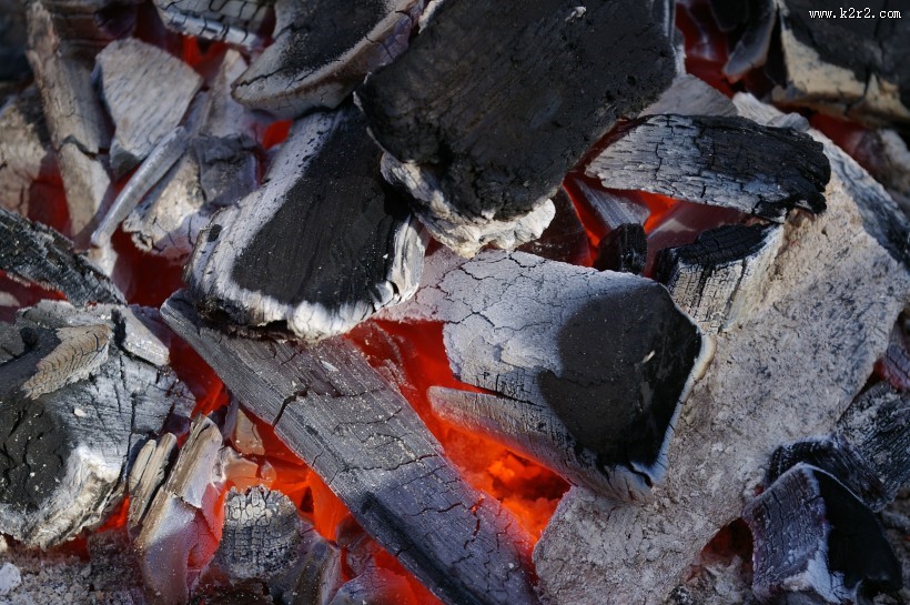 燃烧的木炭图片