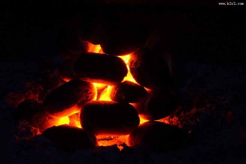 燃烧的木炭图片