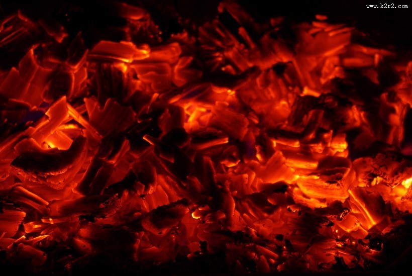 燃烧的木炭图片