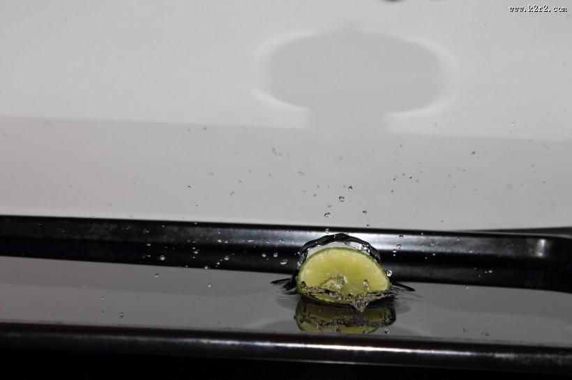 柑橘入水飞溅的水花背景图片