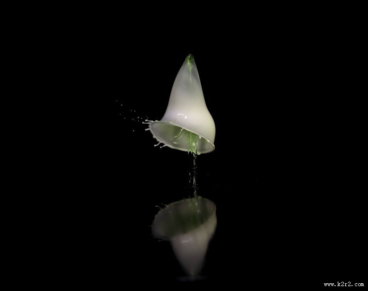 黑背景水滴飞溅图片