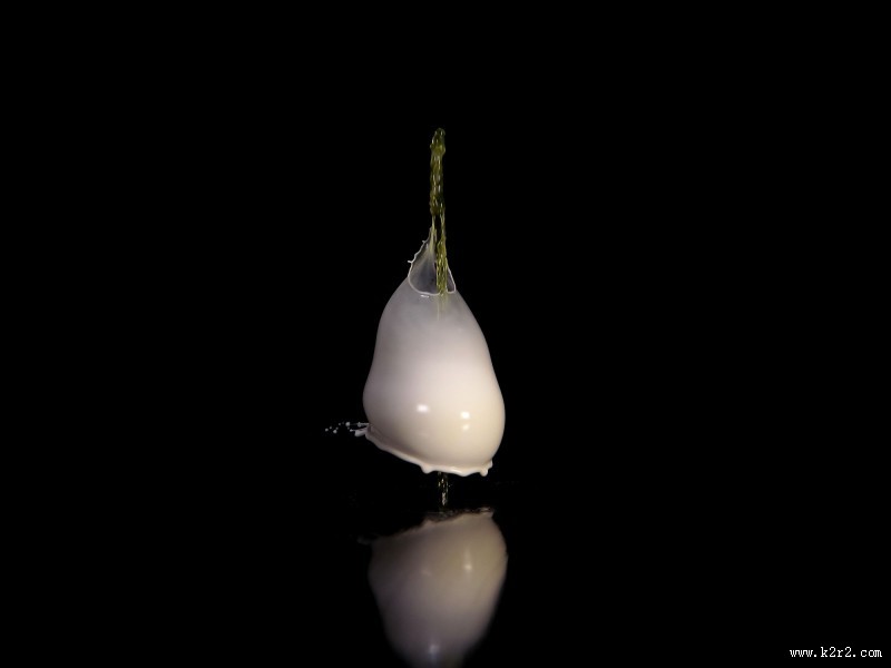 黑背景水滴飞溅图片