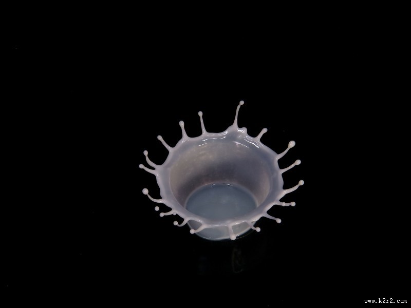 黑背景水滴飞溅图片