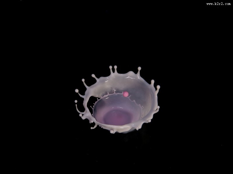 黑背景水滴飞溅图片