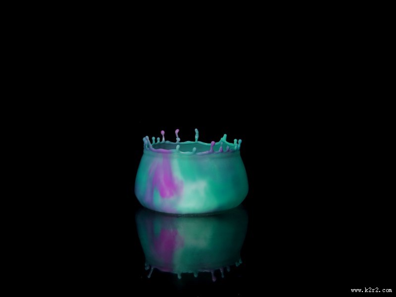 碰撞飞溅出来的陶瓷罐形状水滴图片