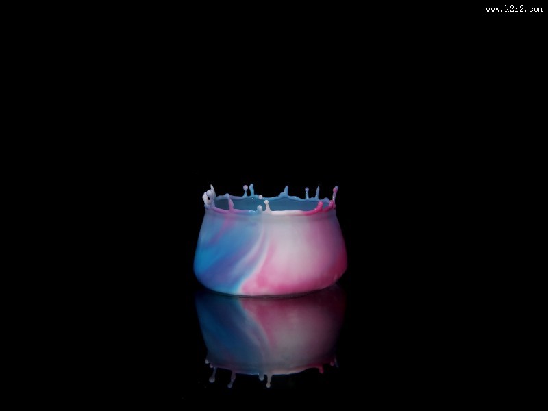 碰撞飞溅出来的陶瓷罐形状水滴图片