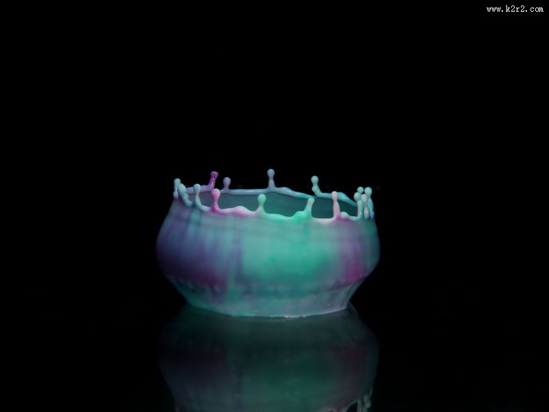 碰撞飞溅出来的陶瓷罐形状水滴图片