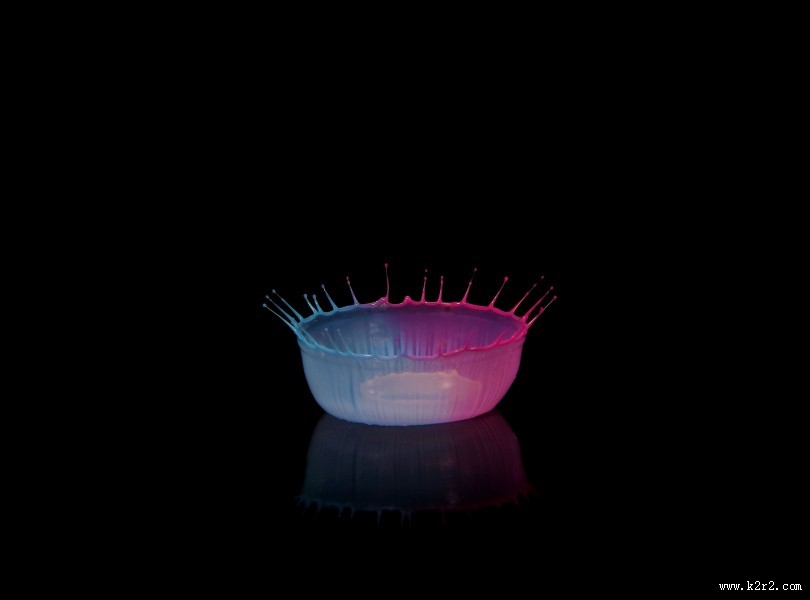 撞板的水滴图片