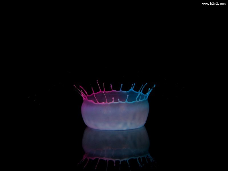 撞板的水滴图片