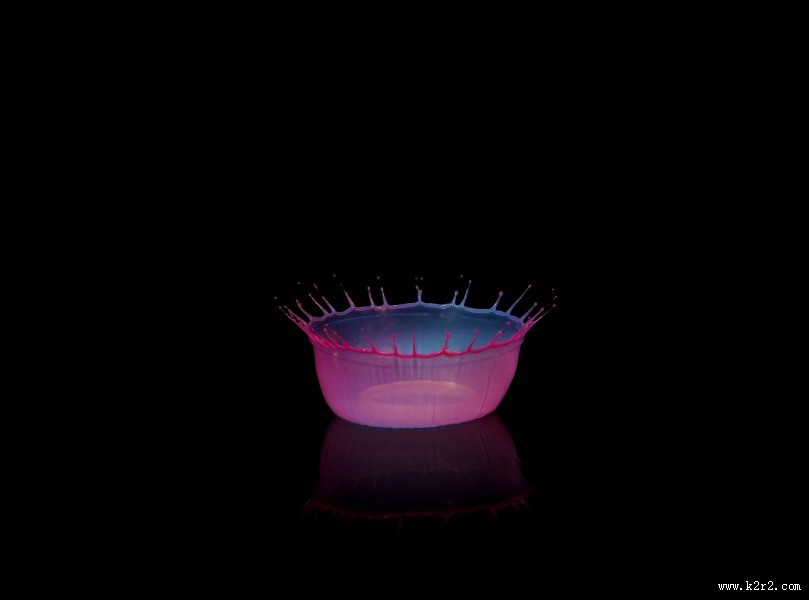 撞板的水滴图片