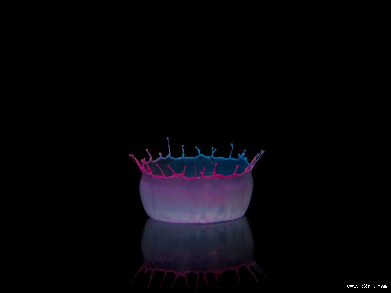 撞板的水滴图片