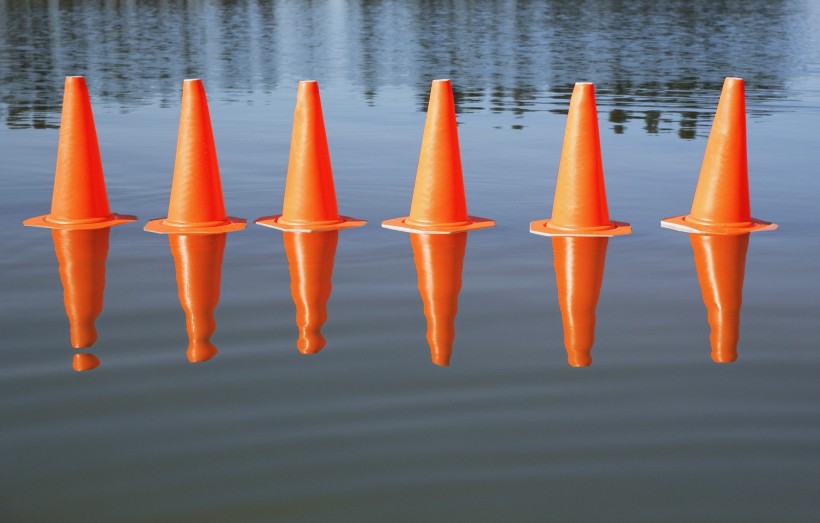 经营理念走在水里图片