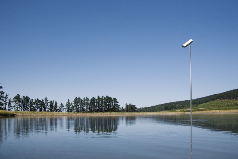 经营理念走在水里图片