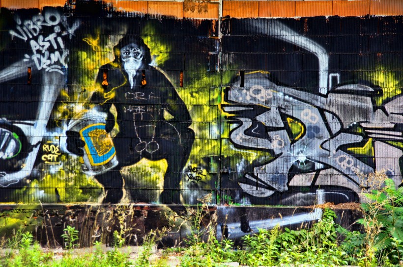 墙上的多彩涂鸦图片