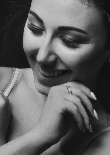 黑白美女摄影图片