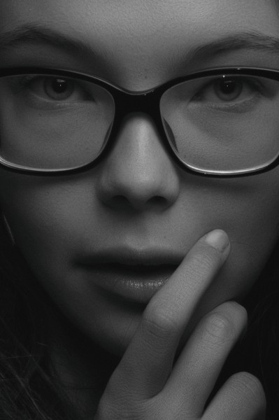 黑白美女摄影图片