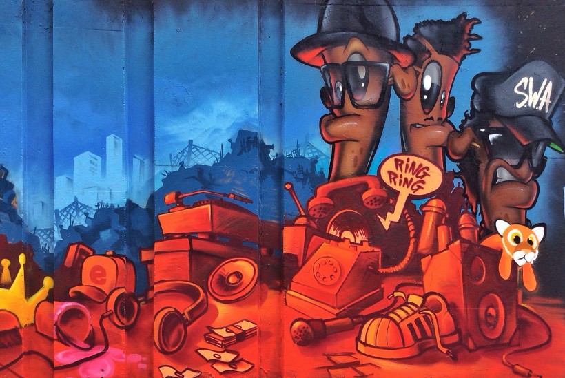 墙上的多彩涂鸦图片