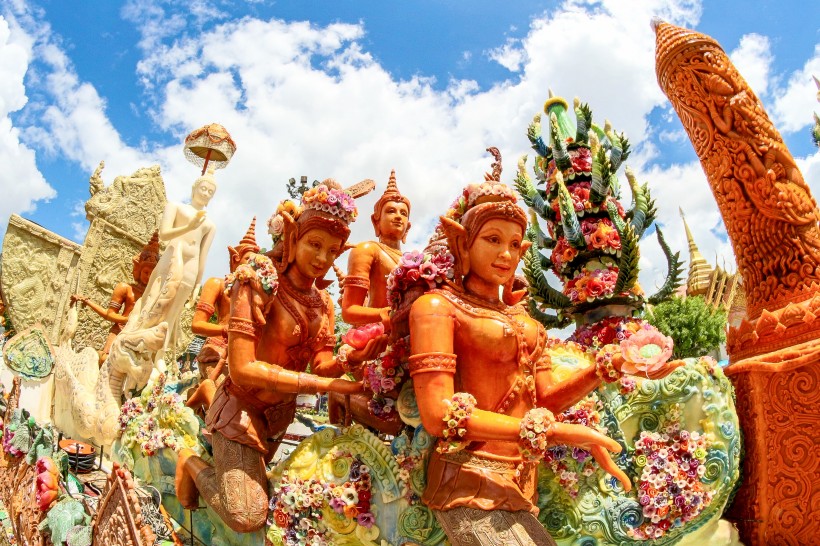 精美的雕刻花车图片