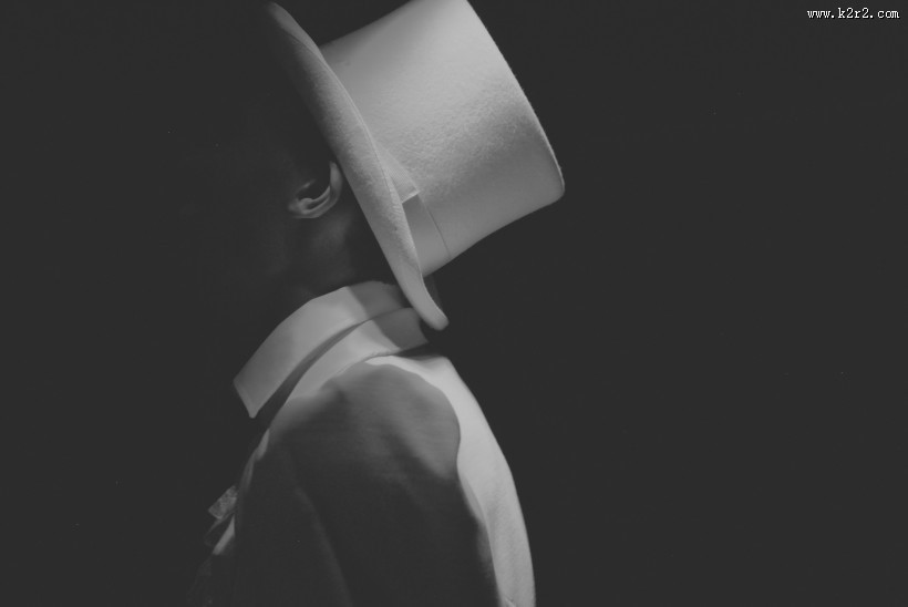 男士暗调摄影图片