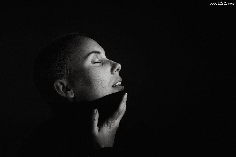 美女暗调摄影图片