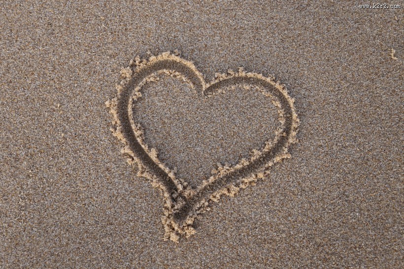 画在沙滩上的心形图片大全