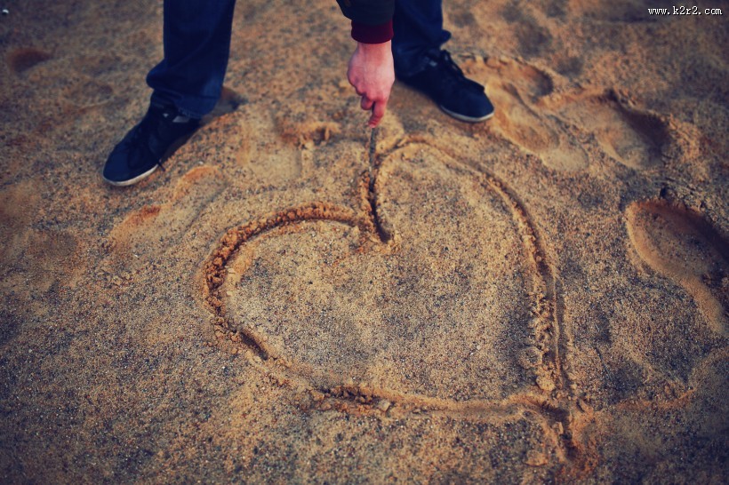 画在沙滩上的心形图片大全