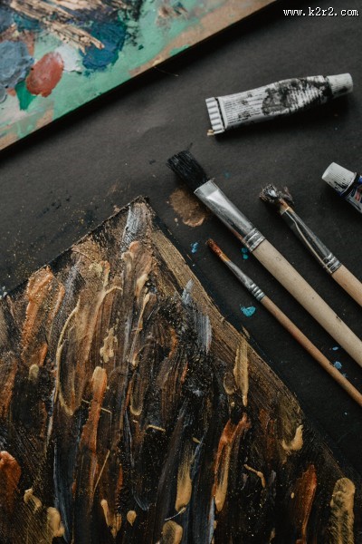 颜料涂在纸板上的图片