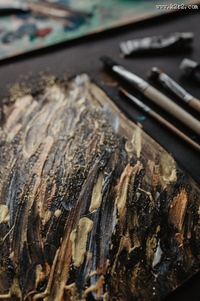 颜料涂在纸板上的图片