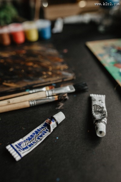 颜料涂在纸板上的图片