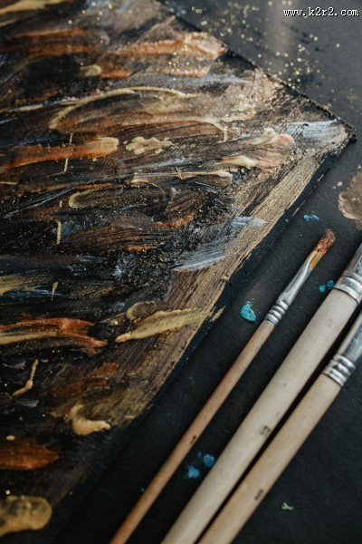 颜料涂在纸板上的图片