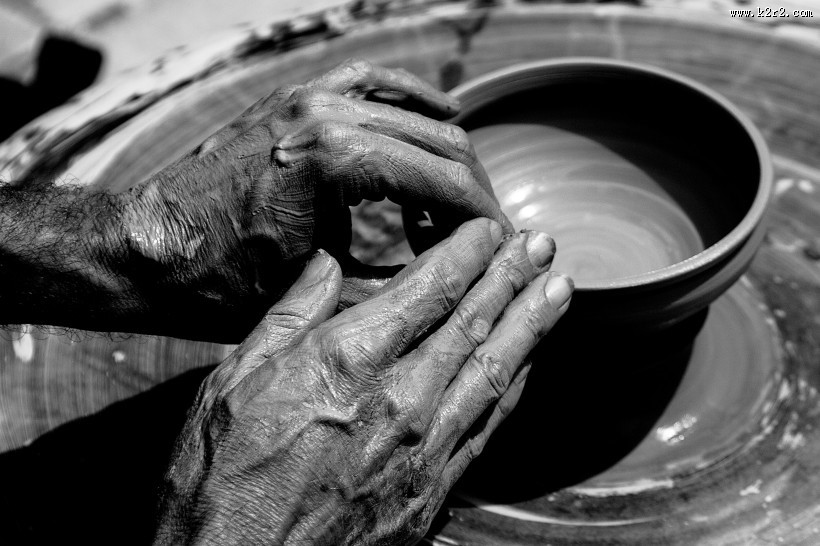 正在拉坯做陶艺的人图片